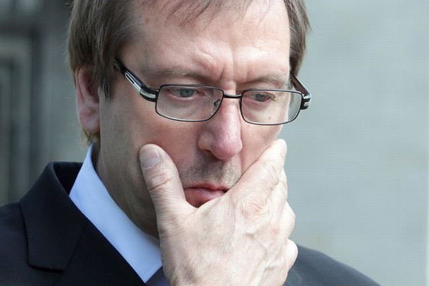 S.Versecko teigimu, V.Uspaskichas 2004-ųjų pavasarį pavedė kitai bylos kaltinamajai Vitalijai Vonžutaitei vesti teisės aktus pažeidžiančią buhalteriją.