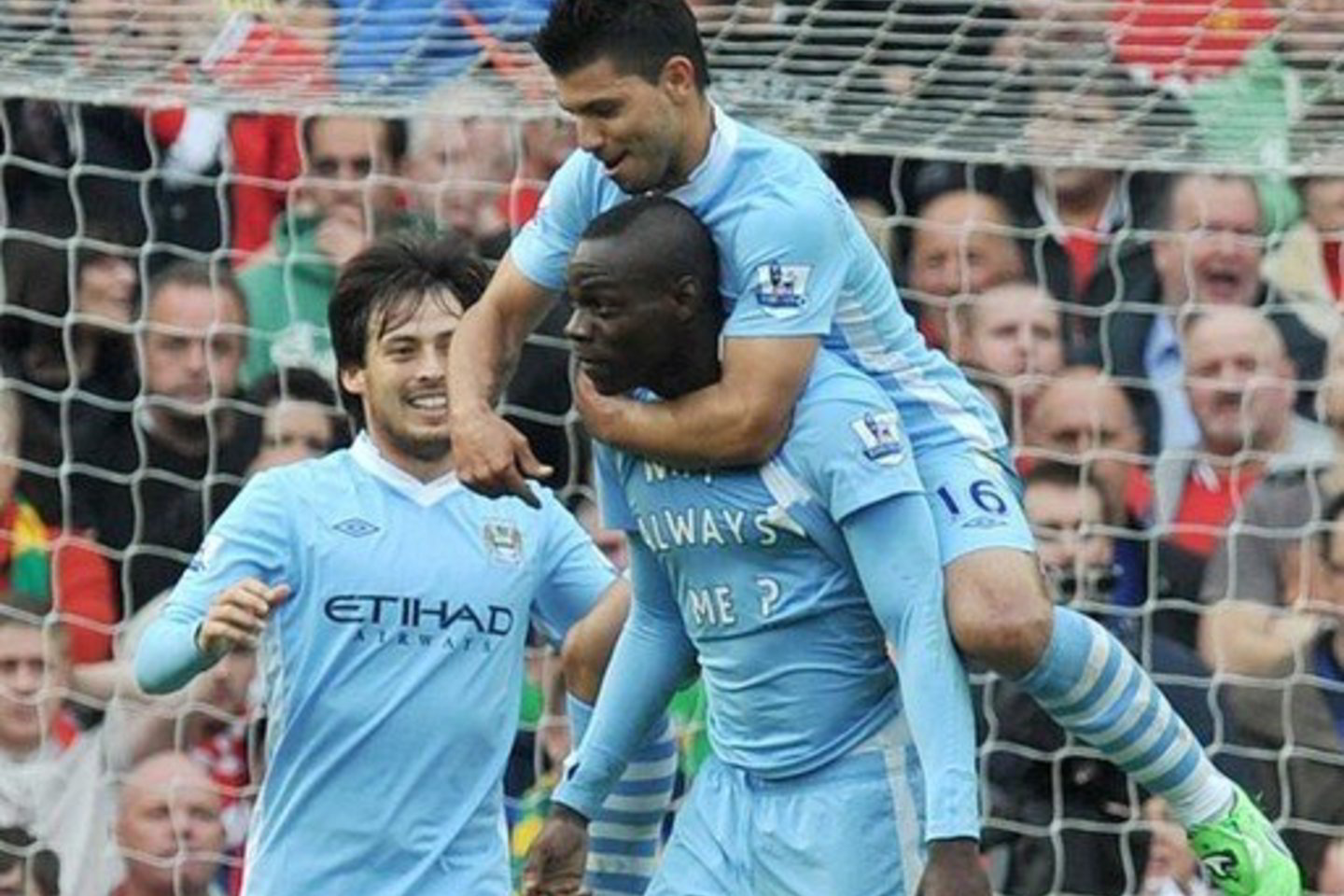 M.Balotelli (viduryje) į "Manchester United" vartus įmušė du pirmuosius įvarčius.
