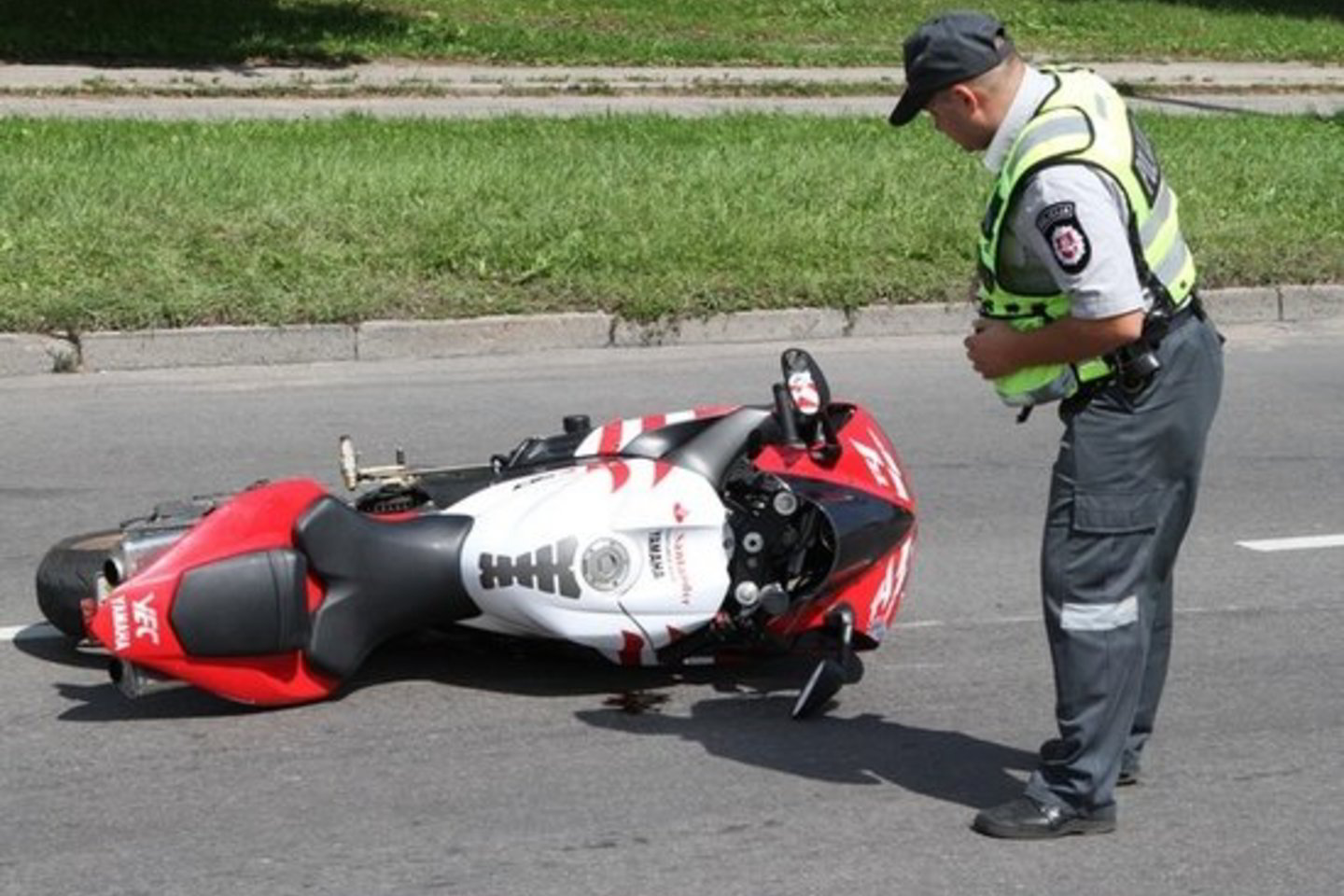 Eismo įvykio metu sužaloti motociklo vairuotojas ir 21 metų keleivis.