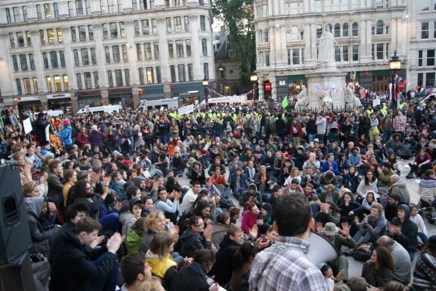 Demonstracijoje „Okupuok Londono akcijų biržą“ dalyvaujantieji nori tiesioginės demokratijos.