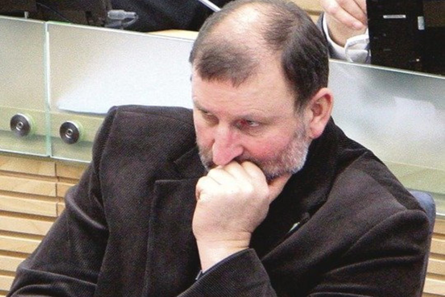 Seimo komiteto vadovas J.Šimėnas atsidūrė tarp kelių ugnių.
