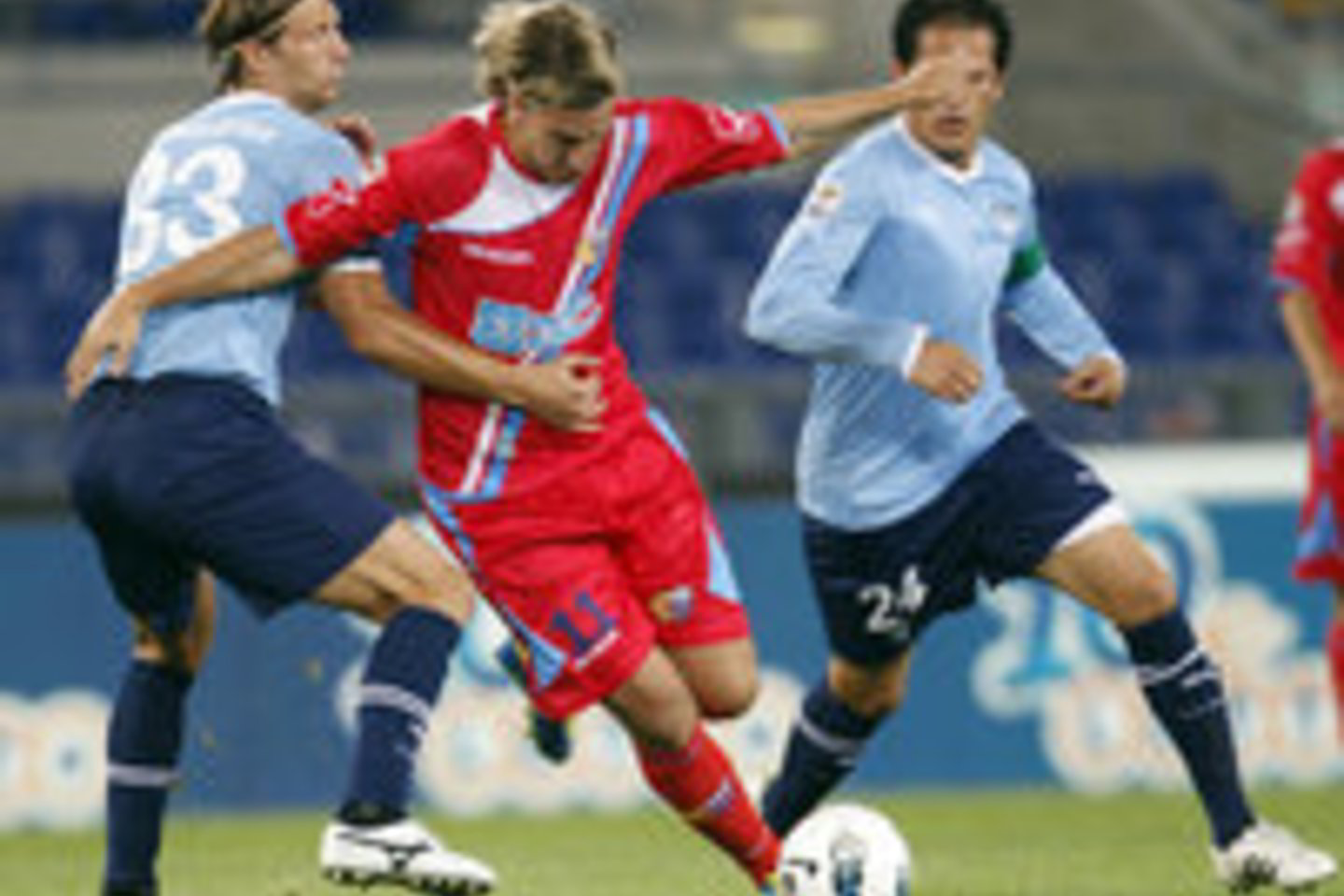 "Lazio" - "Catania" rungtynių akimirka: M.Stankevičius (kairėje) bando sustabdyti argentinietį M.Lopezą.