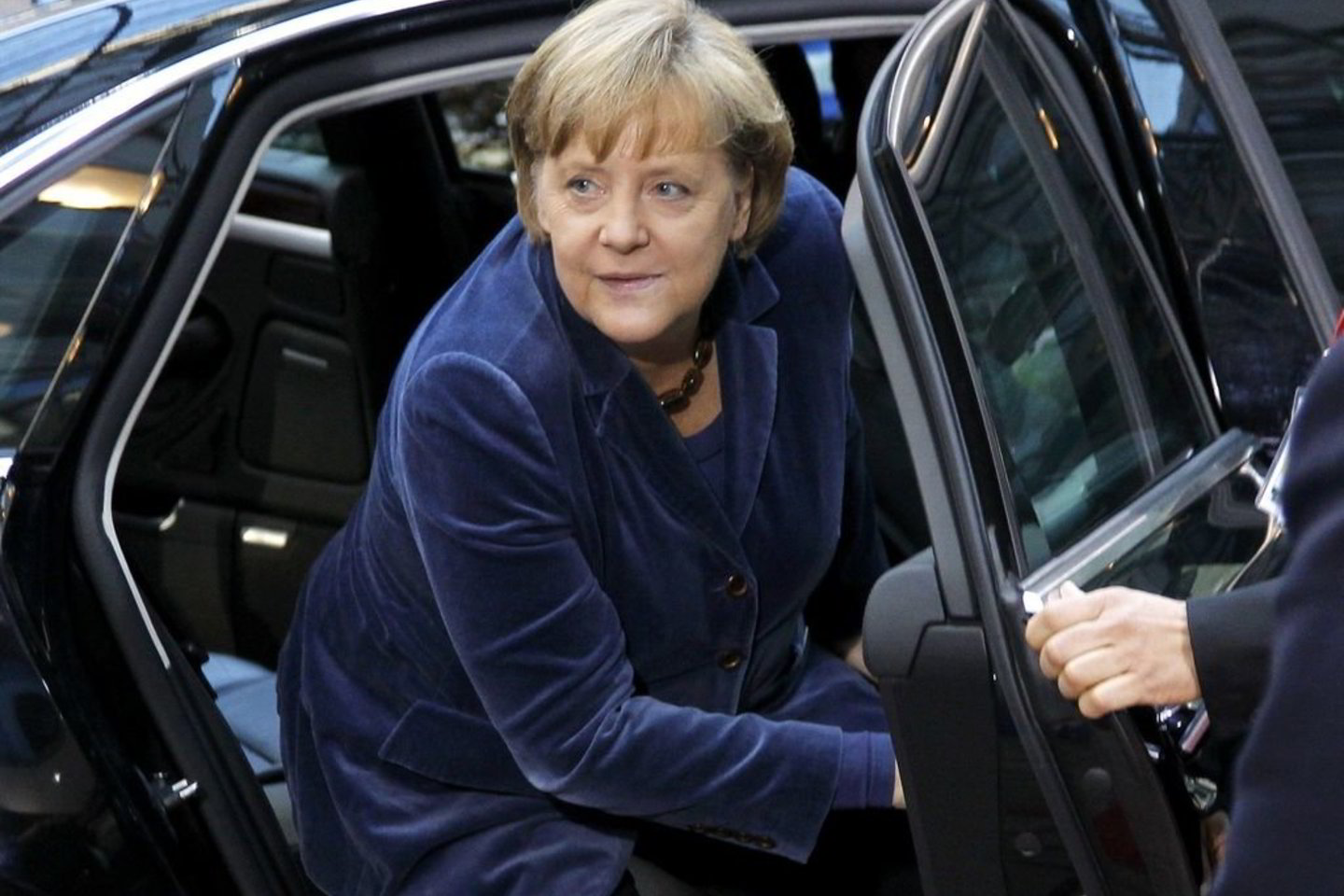 Gavusi mandatą A.Merkel išvyko į Briuselį, kur iš ES lyderių laukiama sprendimo euro zonos krizei įveikti.