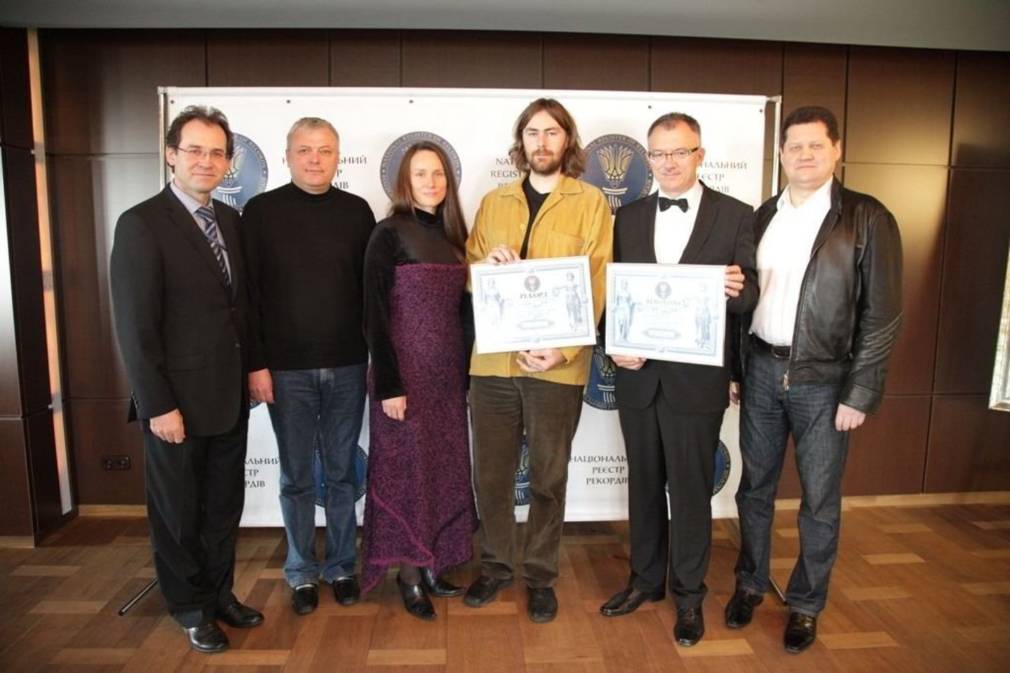 Lietuvos ambasadoriui Ukrainoje P.Vaitiekūnui ir rekordo autoriui T.Surkiui iškilmingai įteikti pažymėjimai dėl oficialiai įregistruotų rekordų – didžiausių skraidančių Lietuvos ir Ukrainos vėliavų.