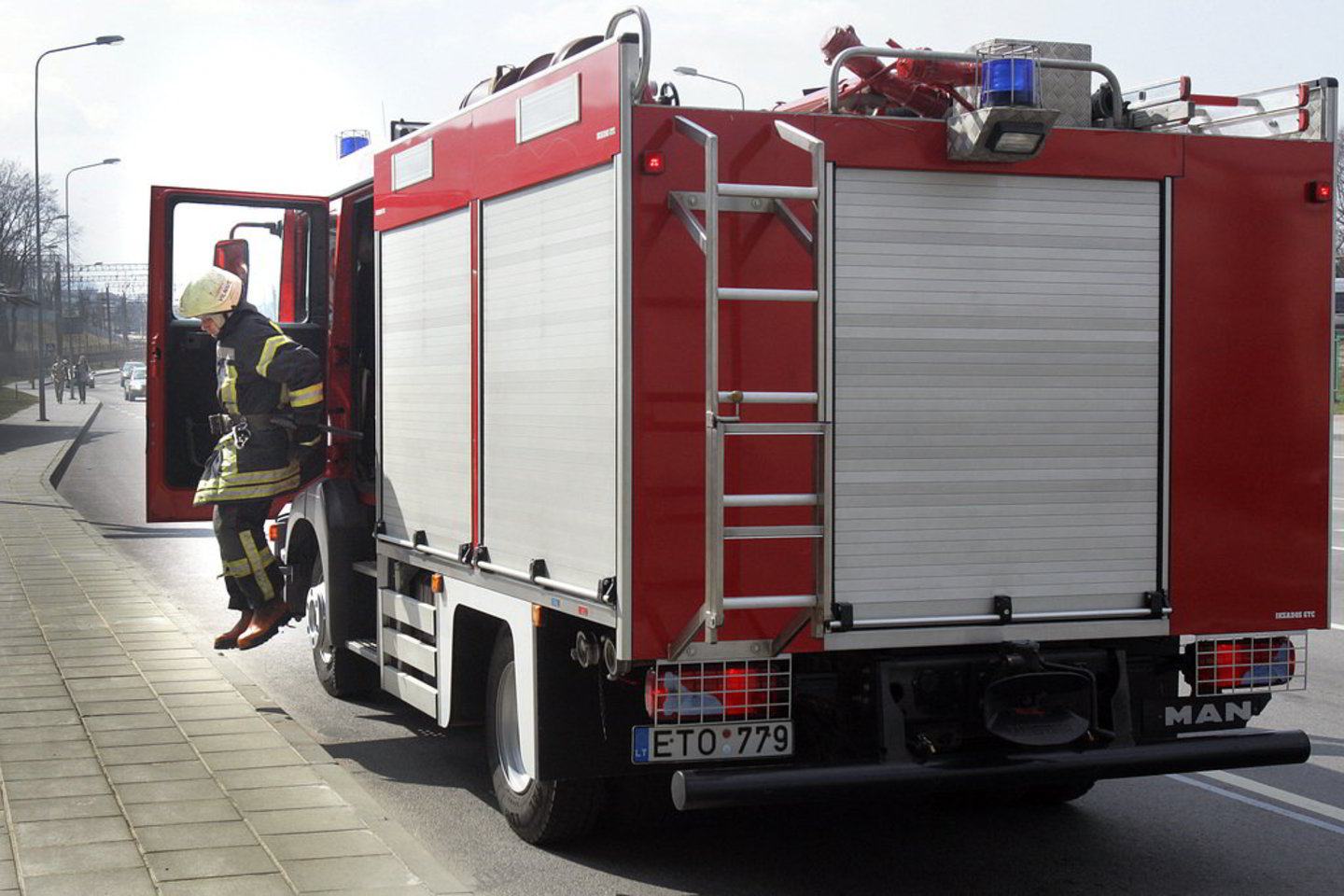 Atskubėję ugniagesiai pasinaudoję hidrauliniais plėstuvais ir stabilizavimo kaladėmis pakėlė gelžbetoninę plokštę ir ištraukė prispaustą vaikiną (asociatyvinė nuotrauka).