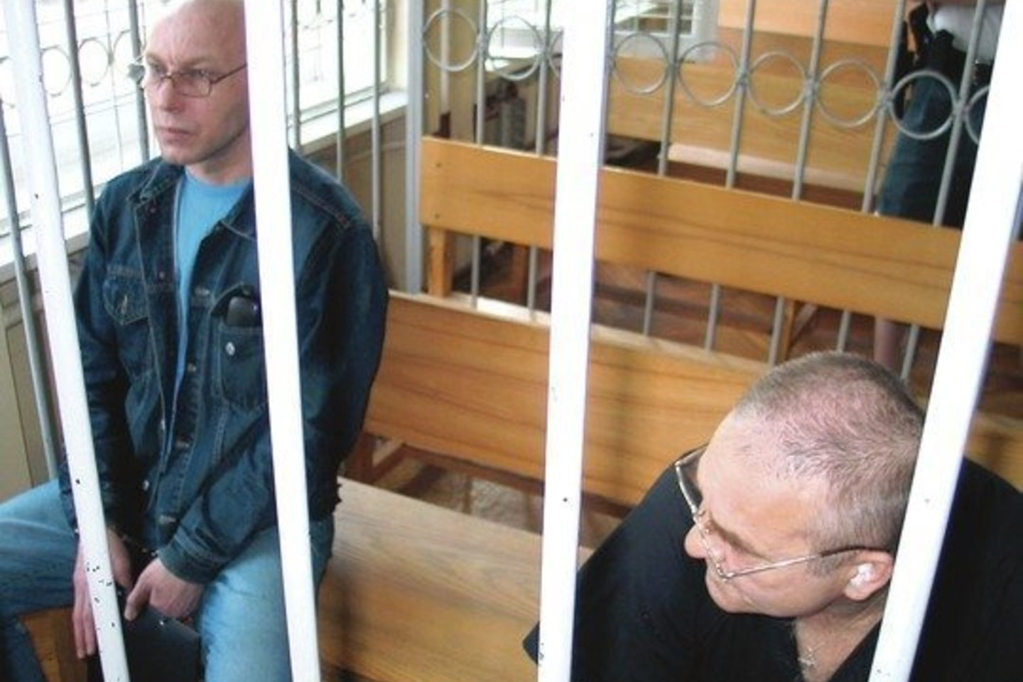 Teisiamieji V.Moisejevas (kairėje) ir V.Sosulinas kaltės nepripažįsta.