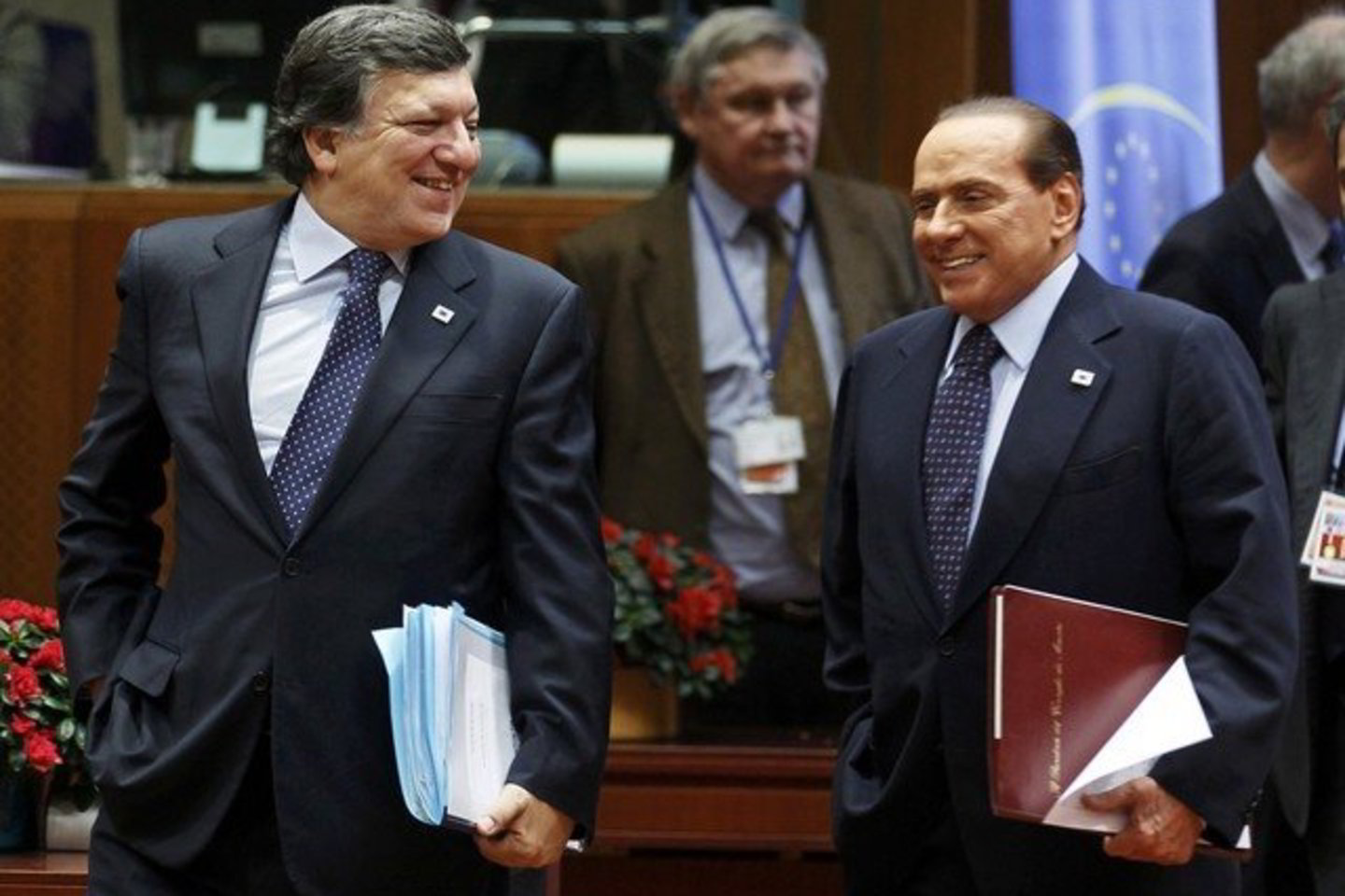 Nepaisant J.M.Barroso (kairėje) komentarų, tebėra neaišku, kaip Europos Komisija privers S.Berlusconi laikytis žodžio.