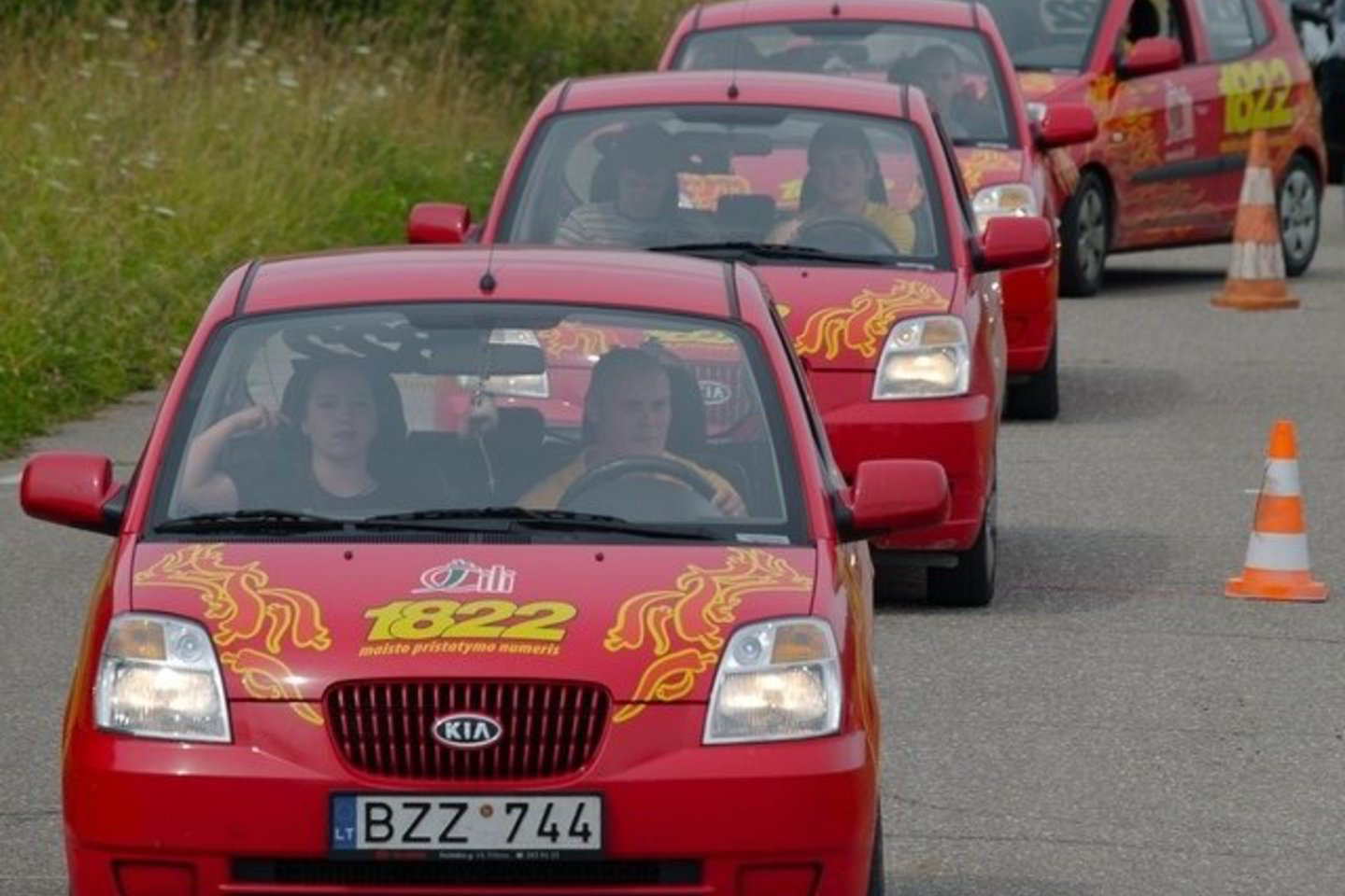 Grasindami daiktu, panašiu į ginklą, pagrobė mobiliojo ryšio telefoną, laisvų rankų įrangą, tris gėrimo „Coca cola“ buteliukus ir apie 400 litų.