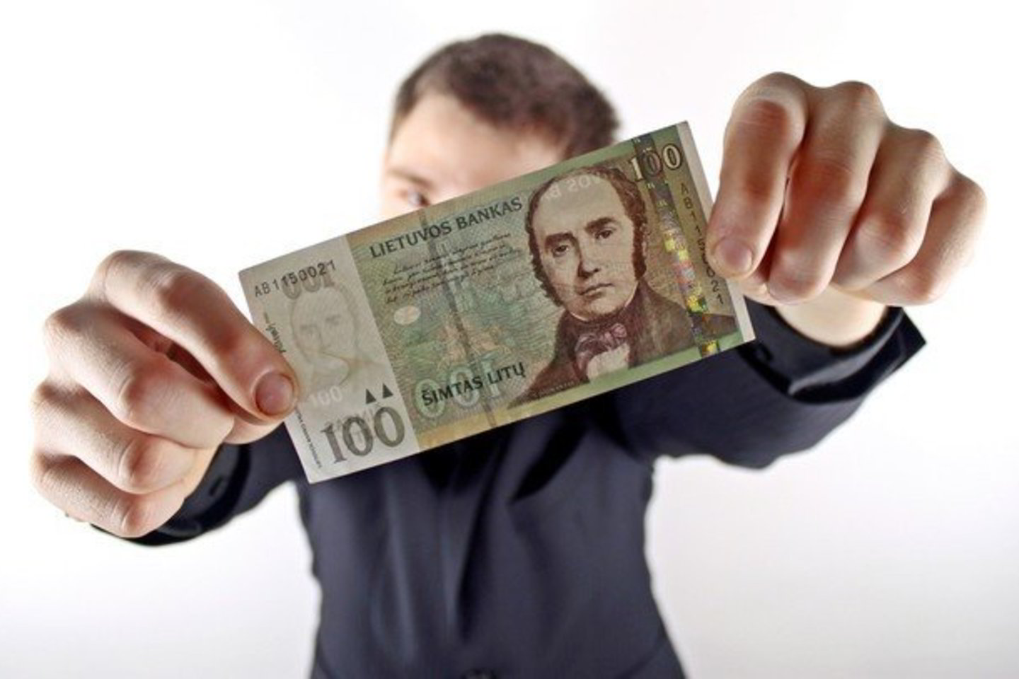 Bankų darbuotojai sulaukia vis daugiau klaipėdiečių, prašančių patikrinti, ar jų piniginėse gulintys pinigai yra tikri.