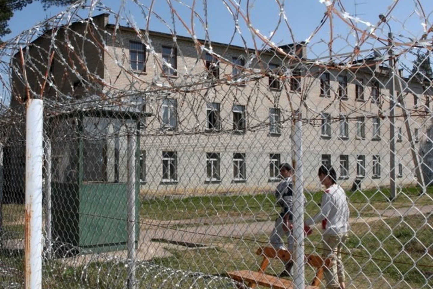 Trijulė yra prieglobsčio Lietuvoje prašytojai, VSAT Užsieniečių registracijos centro gyventojai. Jie iš centro išėjo antradienį, spalio 25 d., ir laiku į jį negrįžo.