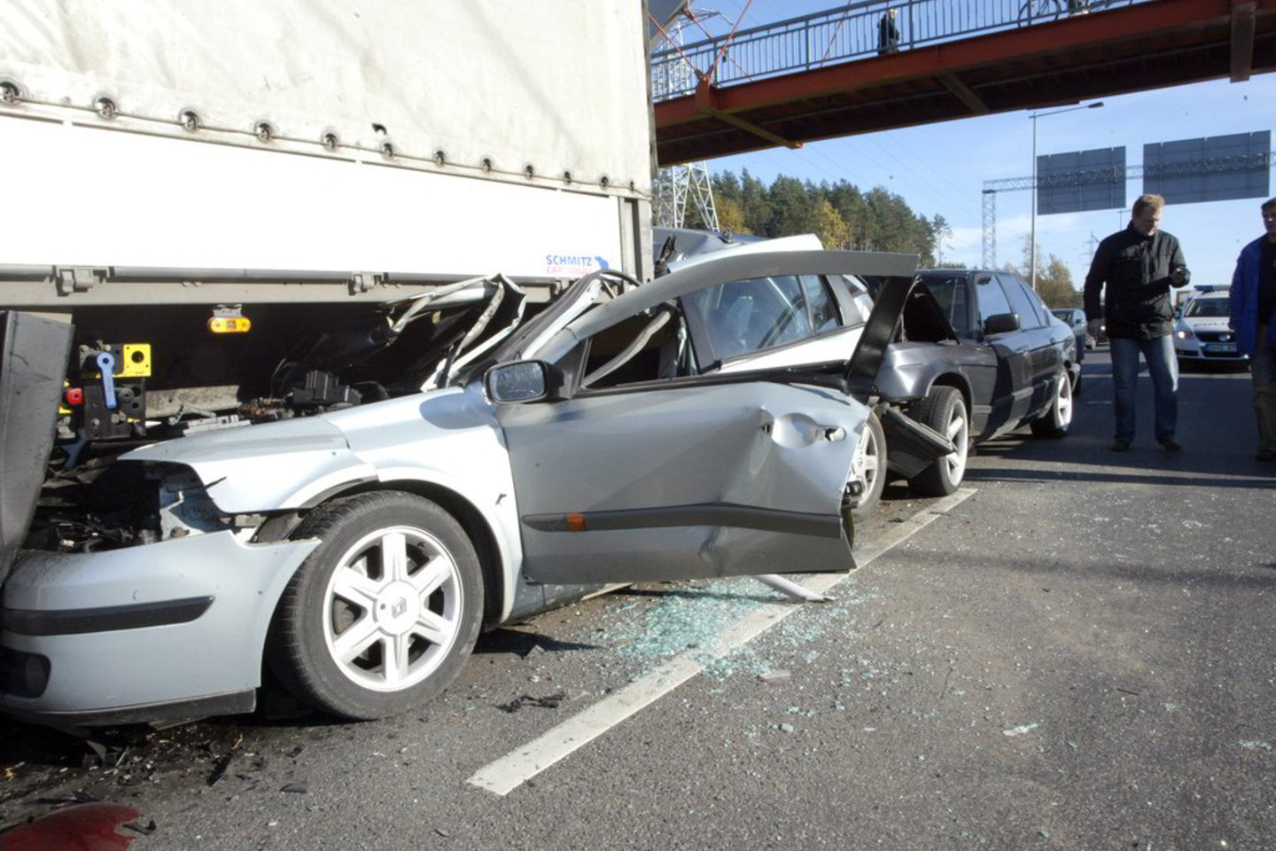 Susidūrus dviem vilkikams, į juos įsirėžus iš paskos važiavusiems automobiliams sunkiai sužeista vieno jų vairuotoja.
