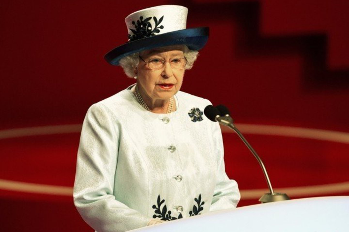 Elizabeth II sostą paveldėjo dar galiojant senosioms taisyklėms.