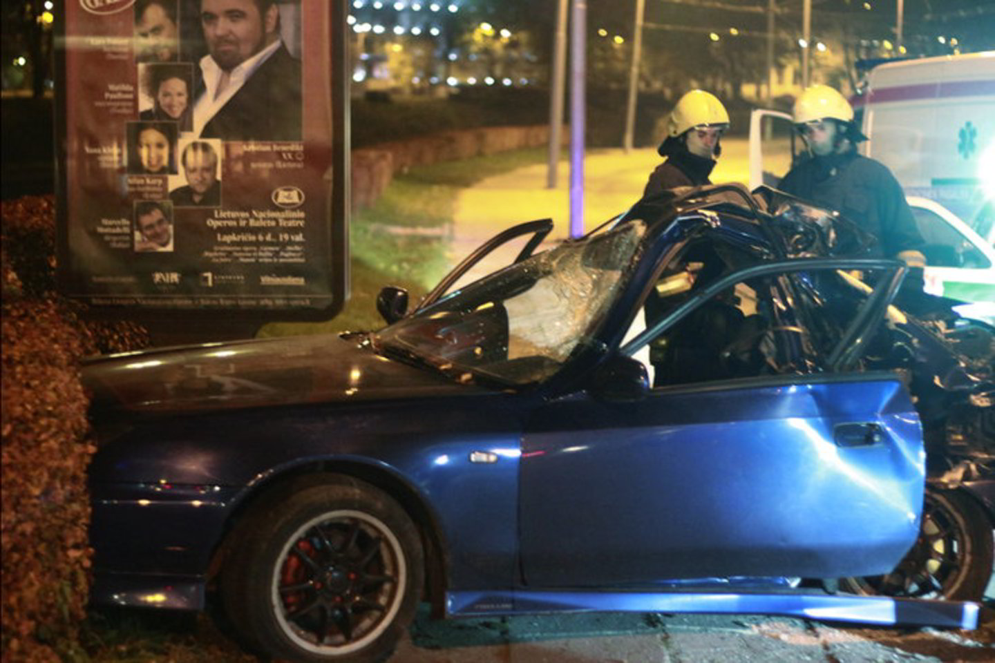Moteris iš sumaitoto automobilio išvadavo ugniagesiai.