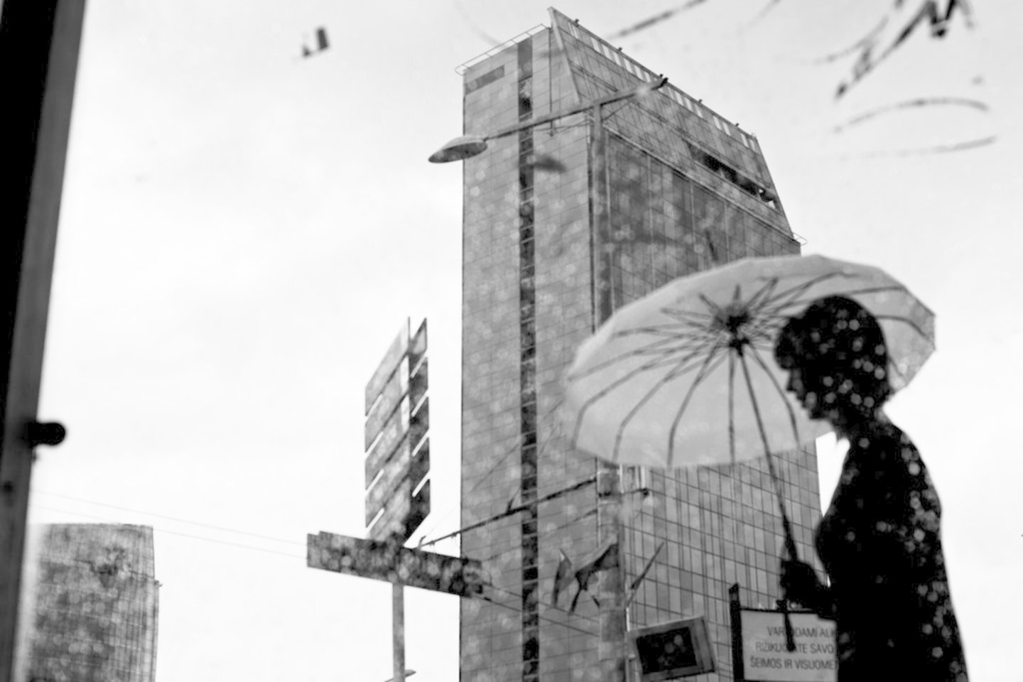 gatvės fotografijos žanro nuotraukos, tad neatsitiktinai vieta joms eksponuoti pasirinkta ne galerijos viduje, o lauke – ant sienos prie įėjimo į galeriją „Actus magnus“.