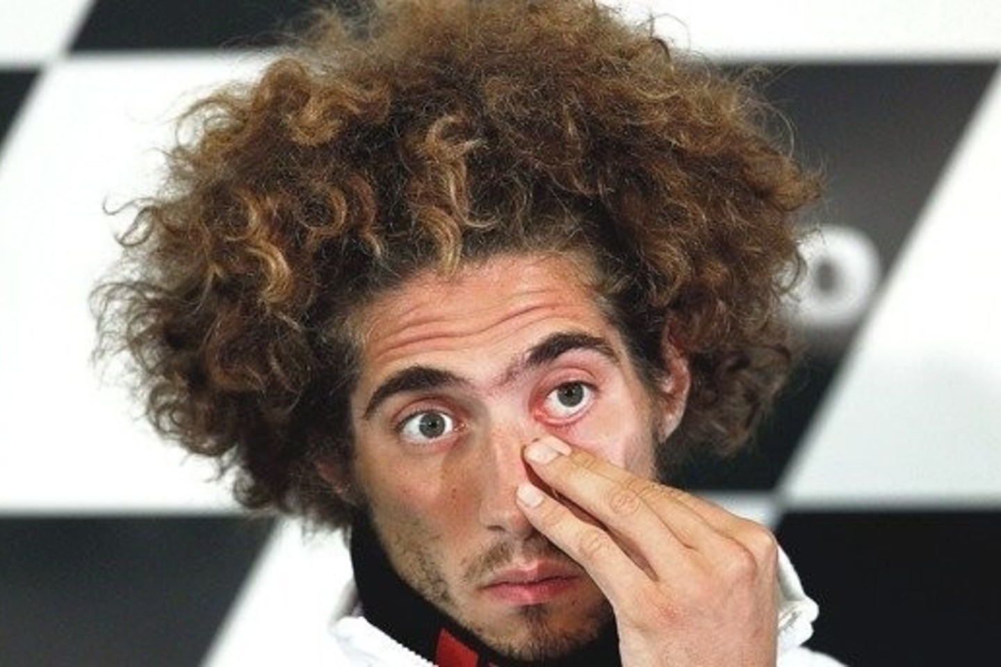 Kai M.Simoncelli apžergdavo sportinį motociklą, konkurentai stebėdavosi: kaip toks ilgšis sugeba važiuoti ir dar laimėti.
