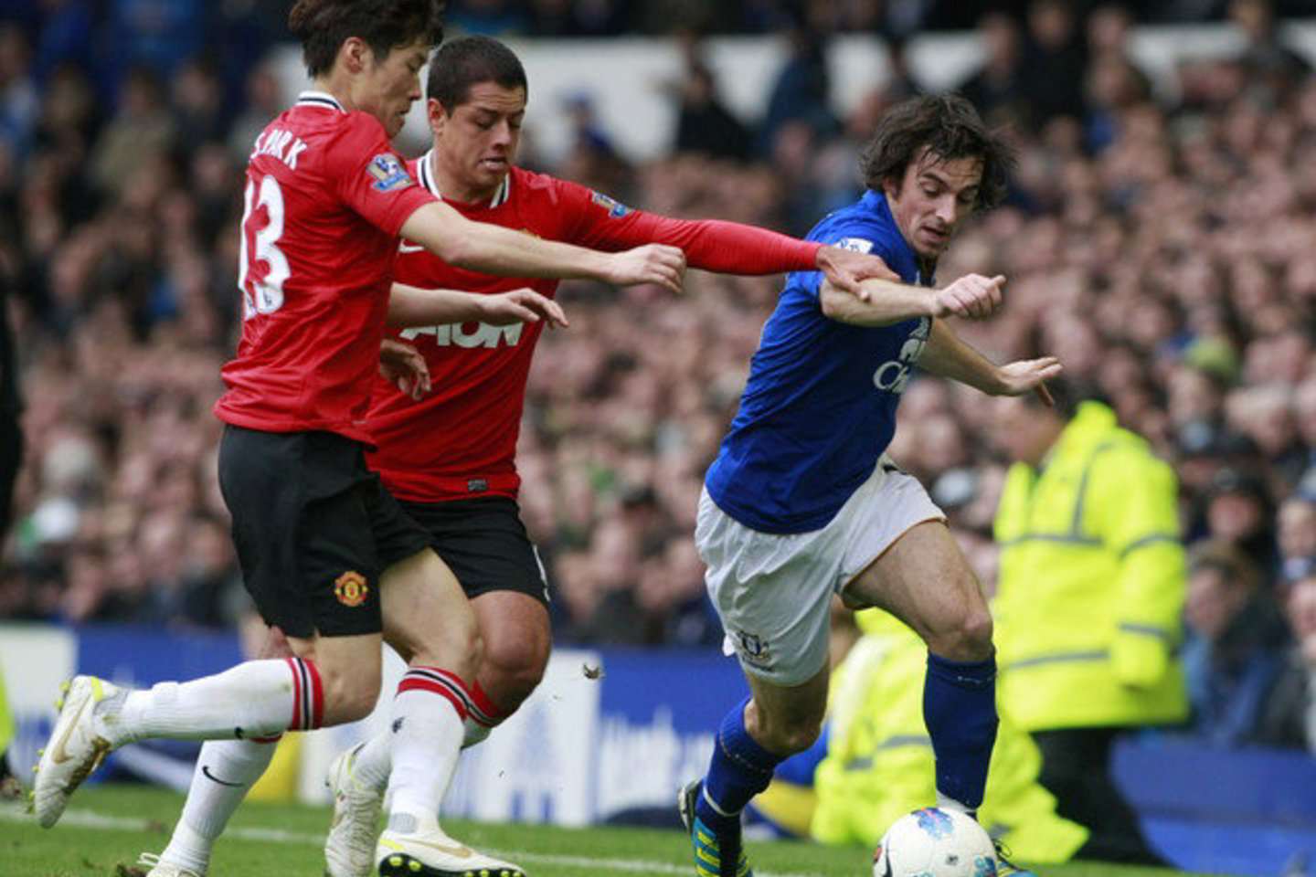 „Manchester United“ futbolininkai (raudoni marškinėliai) „Premier“ lygos rungtynėse su „Everton“ pergalę šventė rezultatu 1:0.