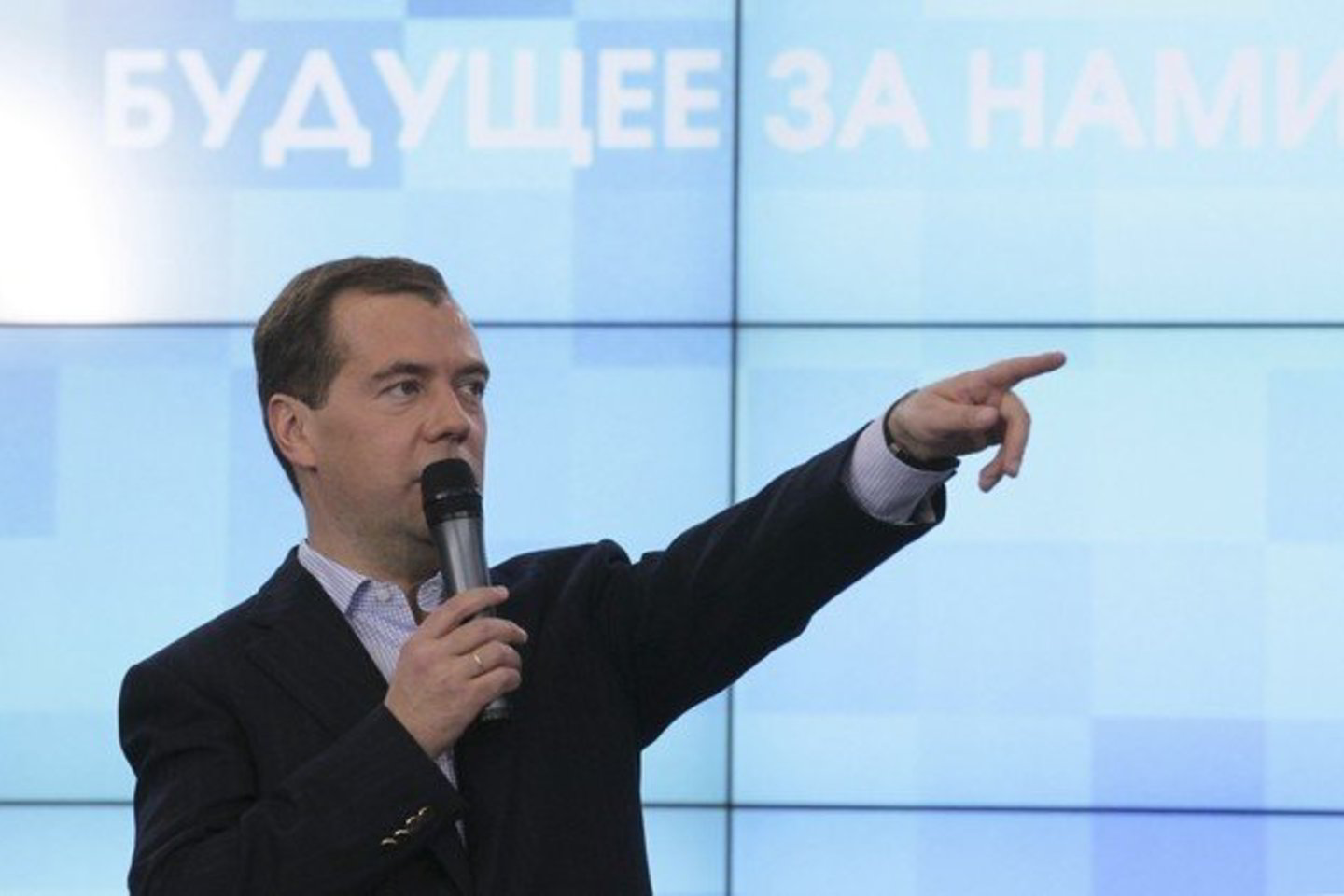 D.Medvedevas leido jaunai mokslininkei patikrinti prezidentui tiekiamų agurkų kokybę.