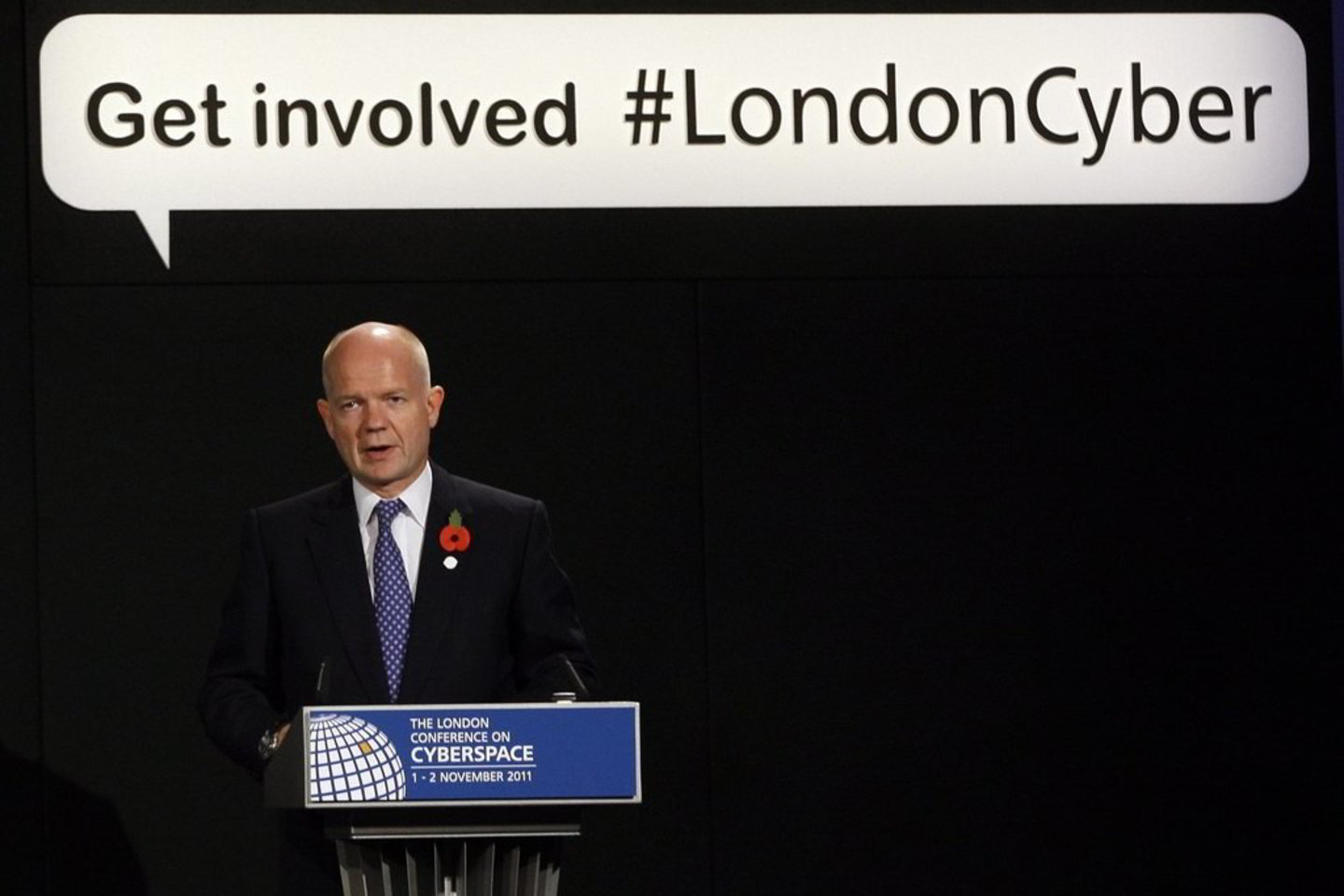 Konferenciją pradėjo Didžiosios Britanijos užsienio reikalų sekretorius Williamas Hague'as, kuris paragino susitarti dėl „globalių koordinuotų veiksmų“.