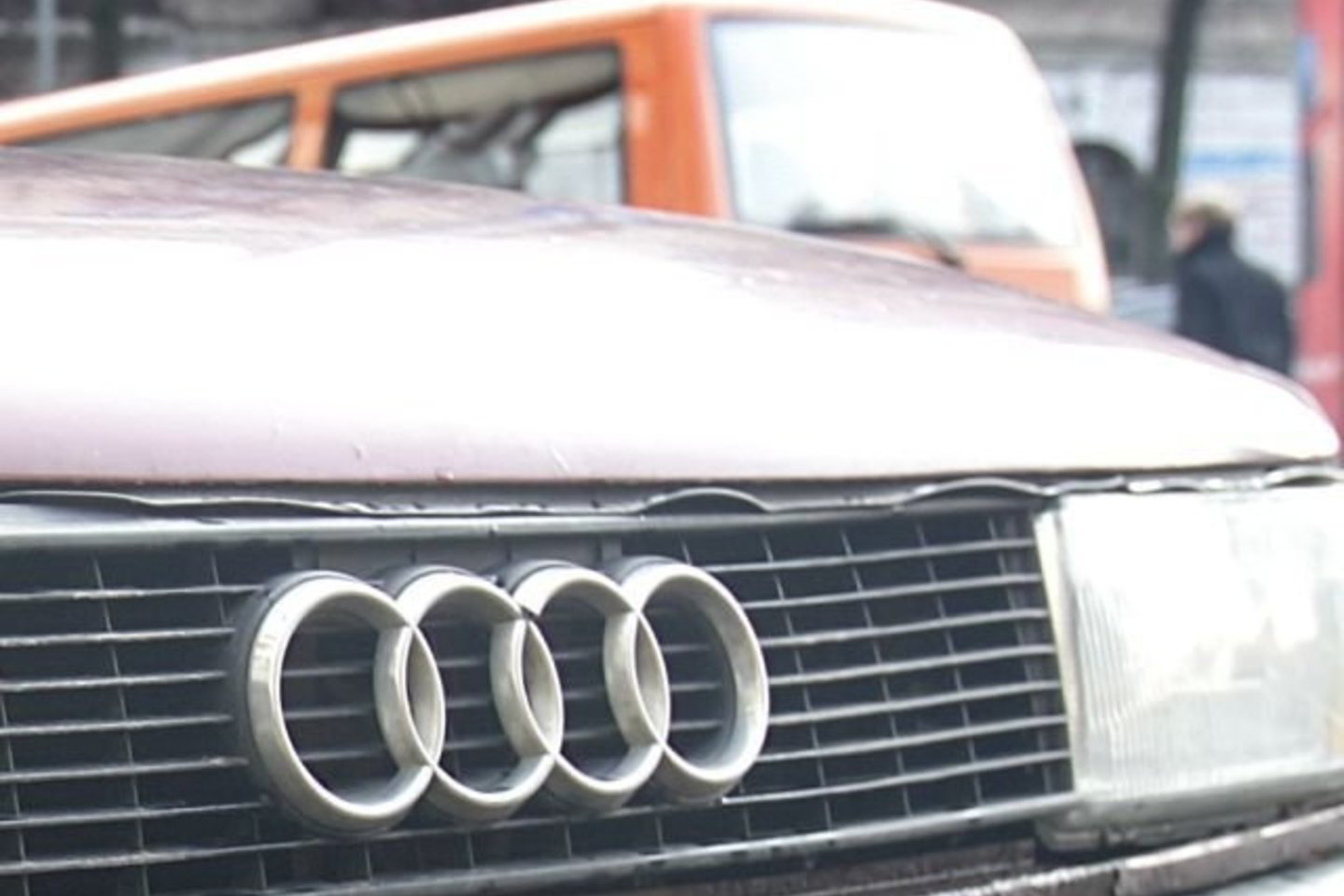 Palikęs sužalotą vyriškį gulėti užpuolikas sėdo į aukos 20 metų senumo automobilį „Audi 80“ ir paspruko.