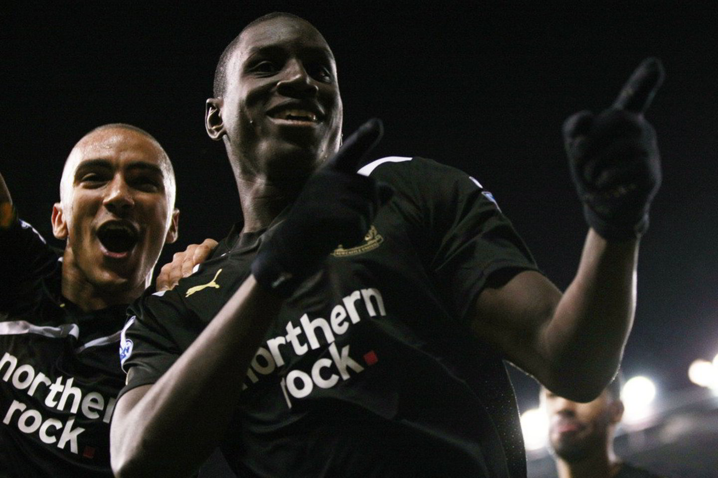 "Newcastle United" futbolininkai (juoda apranga) vejasi Anglijos pirmenybių lyderius.