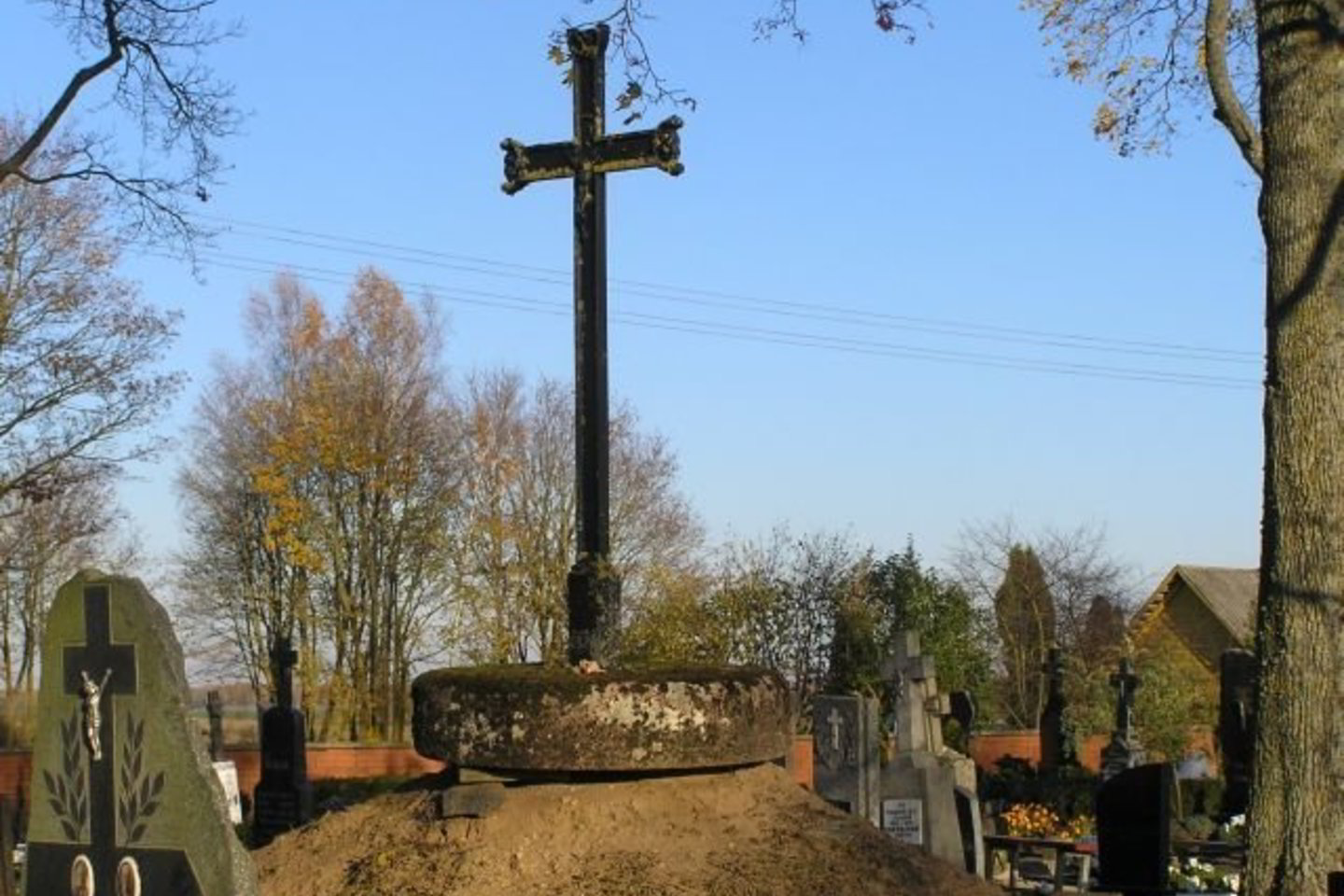 Supiltas žemės pylimas vasarą žaliuoja, būna apkaišomas gėlėmis.