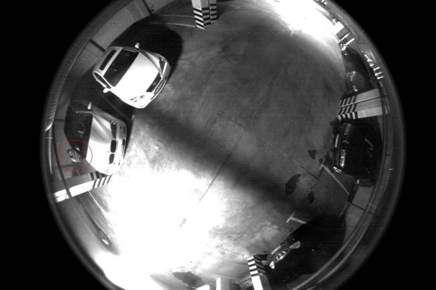 Geriau įsižiūrėję į vaizdo stebėjimo kameromis darytas nuotraukas pamatysite, kaip automobilius apžiūri į požeminę aikštelę įsliūkinęs vagis. Vėliau jis buvo sulaikytas ir perduotas policijos pareigūnams.