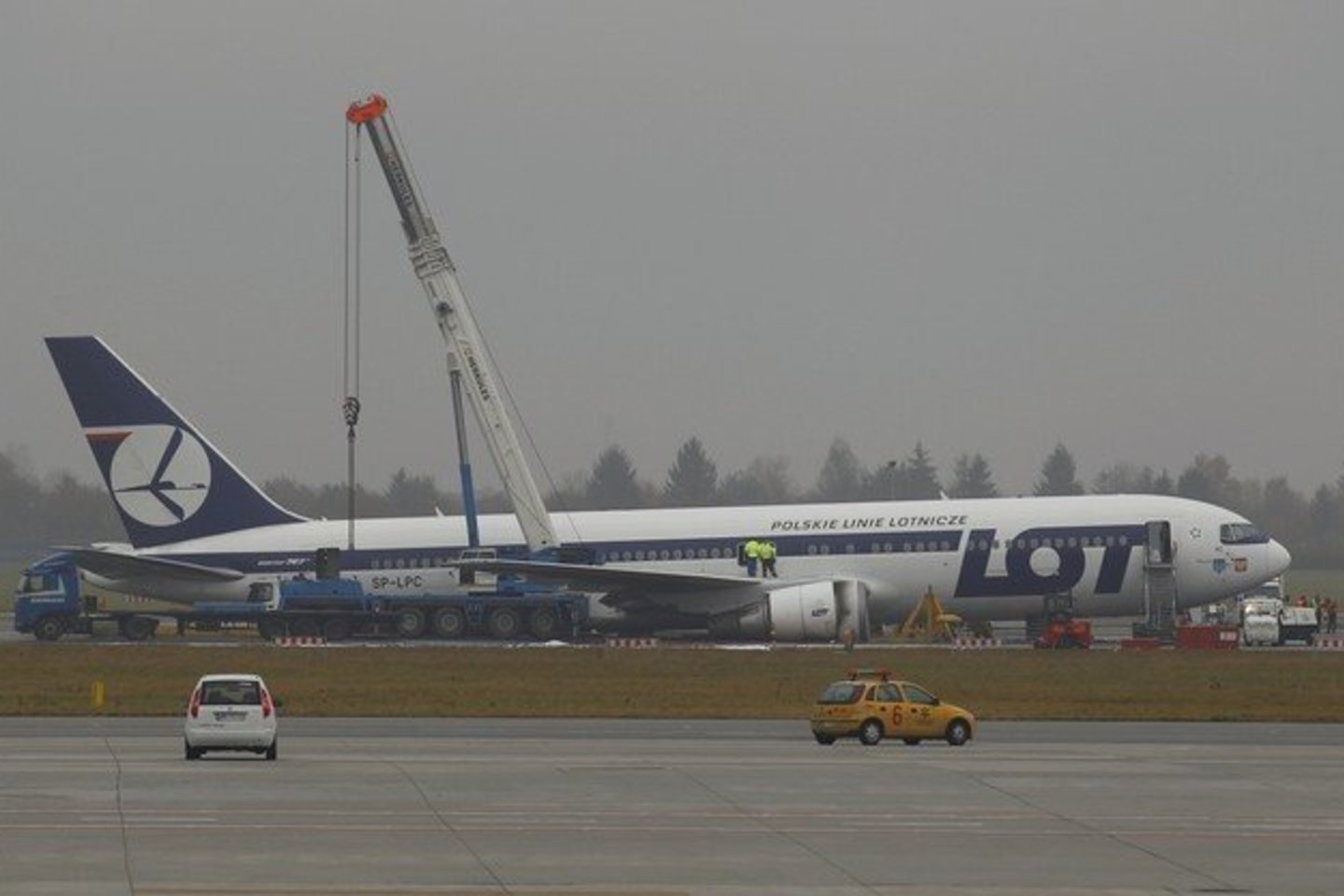 Antradienį avariniu būdu nutūpęs Boeing 767 užblokavo du pakilimo takus, visi skrydžiai iš Varšuvos atidėti iki ketvirtadienio 4 val. ryto.