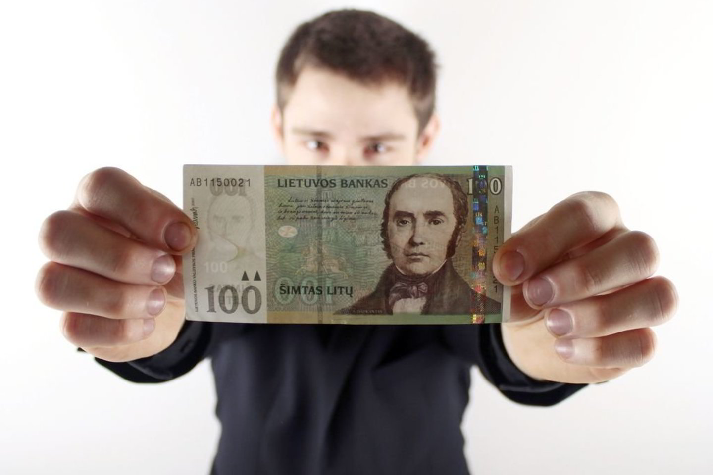 Pasak Seimo Finansų departamento vadovės, Vyriausybės Seimui skirti siūlomi 87,8 mln. litų yra 3,8 mln. litų mažiau nei Seimo valdybos patvirtintas parlamento kanceliarijos lėšų poreikis kitiems metams.