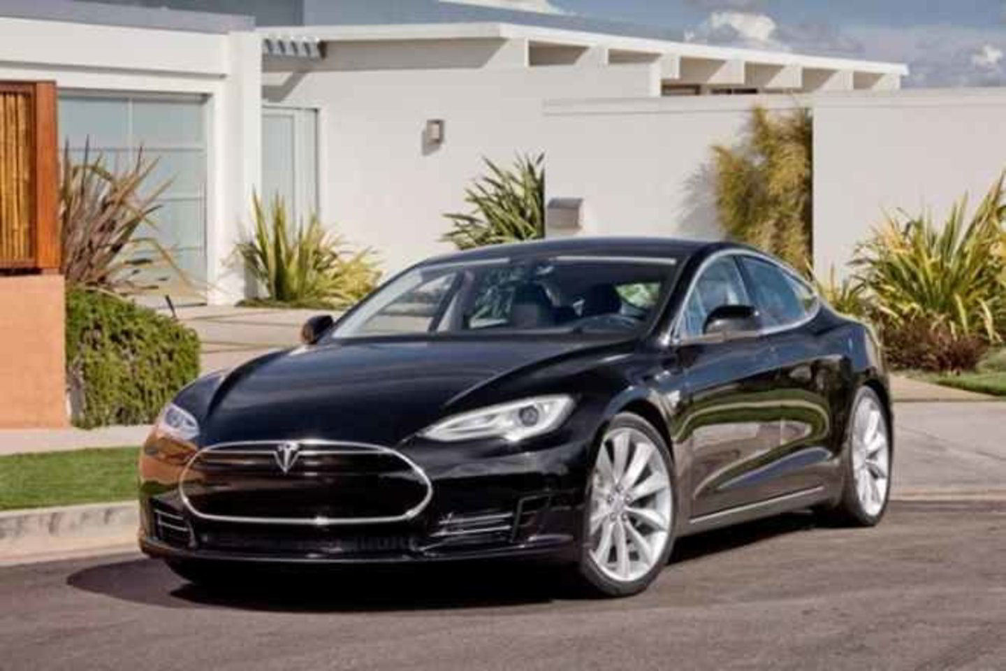 "Tesla Model S" pasižymi elegantišku dizainu ir puikiomis dinaminėmis charakteristikomis: 100 kilometrų per valandą greitį jis pasiekia vos per 5,6 sekundės.