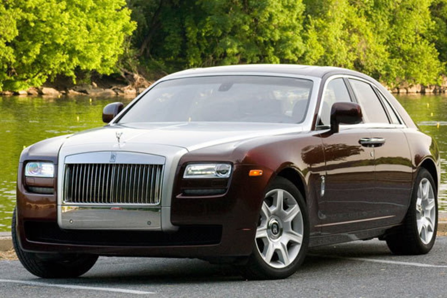 „Rolls-Royce Ghost“ savininkams - ne pačios džiugiausios žinios. Automobilis gali užsiliepsnoti.
