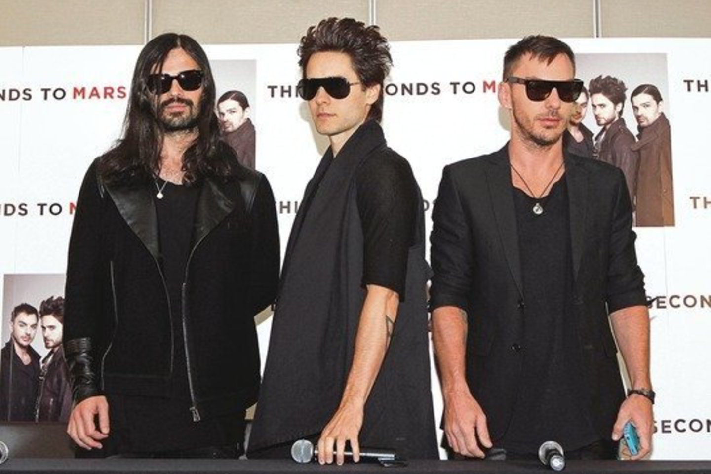 „30 Seconds To Mars” lyderis J.Leto (viduryje) – kino ir muzikos žvaigždė.