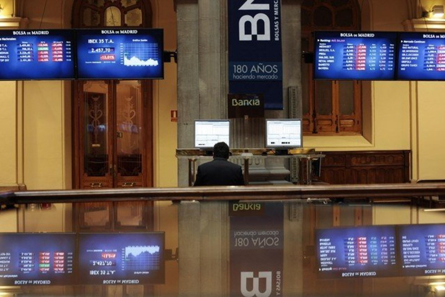 Ketvirčiu punkto bazinė palūkanų norma buvo padidinta liepą, ir tada toks ECB žingsnis susilaukė kritikos, kadangi euro zonos perspektyvos buvo silpnos.