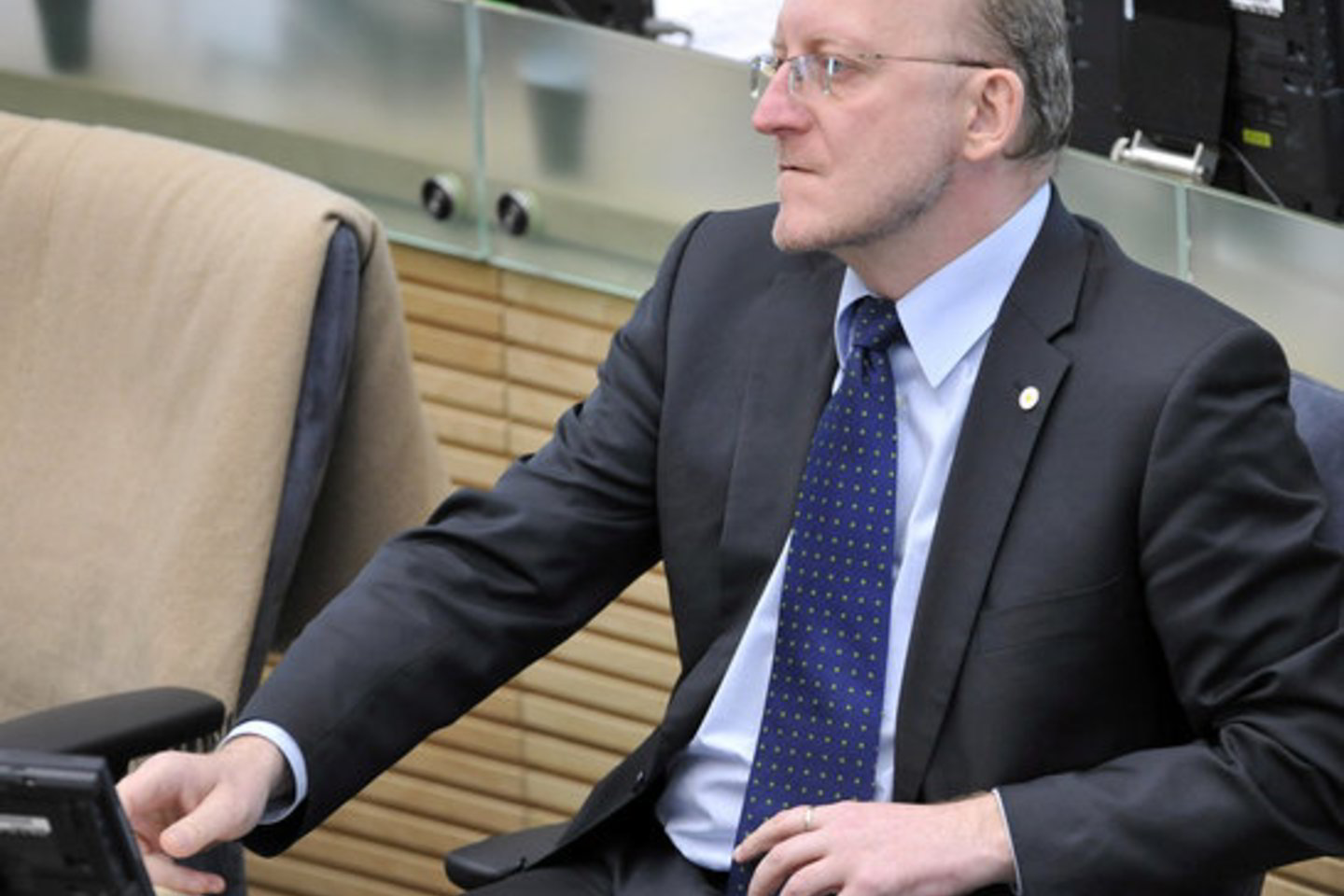 A.Valinskas Seimo Aplinkos apsaugos komitetui vadovaujantį J.Šimėną yra apkaltinęs nuo dokumentų klastojimo iki suinteresuotų grupių protegavimo.