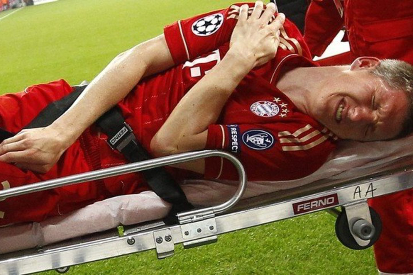 B.Schweinsteigeris neštuvais buvo išgabentas iš stadiono.