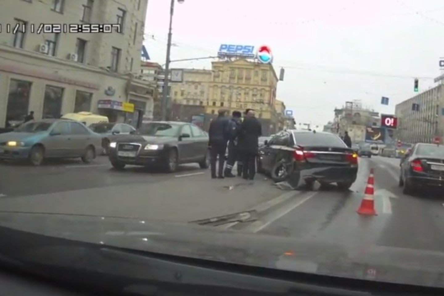 BMW su ant radiatoriaus grotelių sumontuotais mėlynos ir raudonos spalvos švyturėliais, važiavo priešpriešine eismo juosta ir susidūrė su į gatvę išvažiavusiu „Audi A6“.
