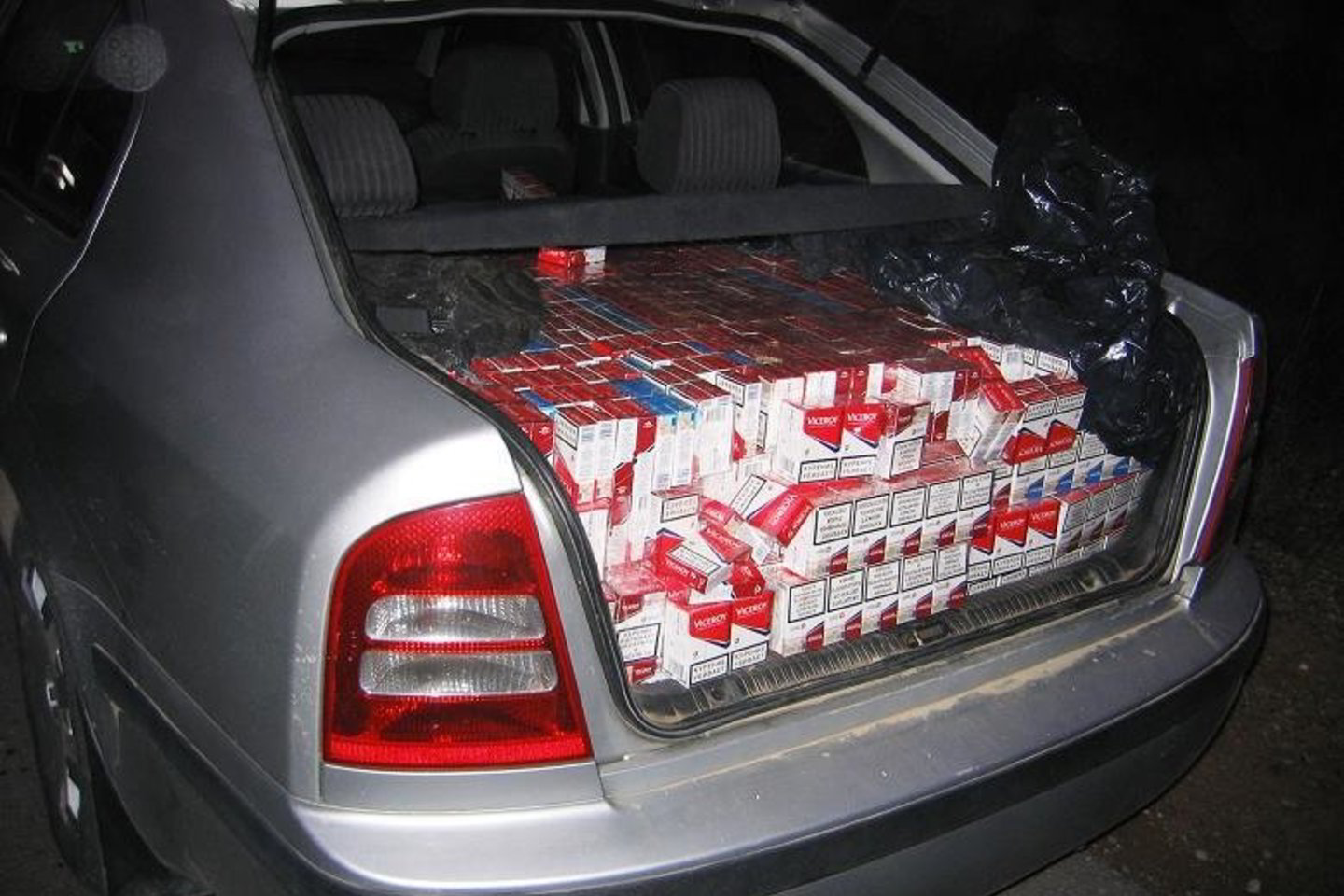 Bendras ekipažas prie sienos su Lenkija, Senosios Radiškės kaimo ribose, patikrinimui sustabdė automobilį „Škoda Octavia“ lietuviškais numeriais.