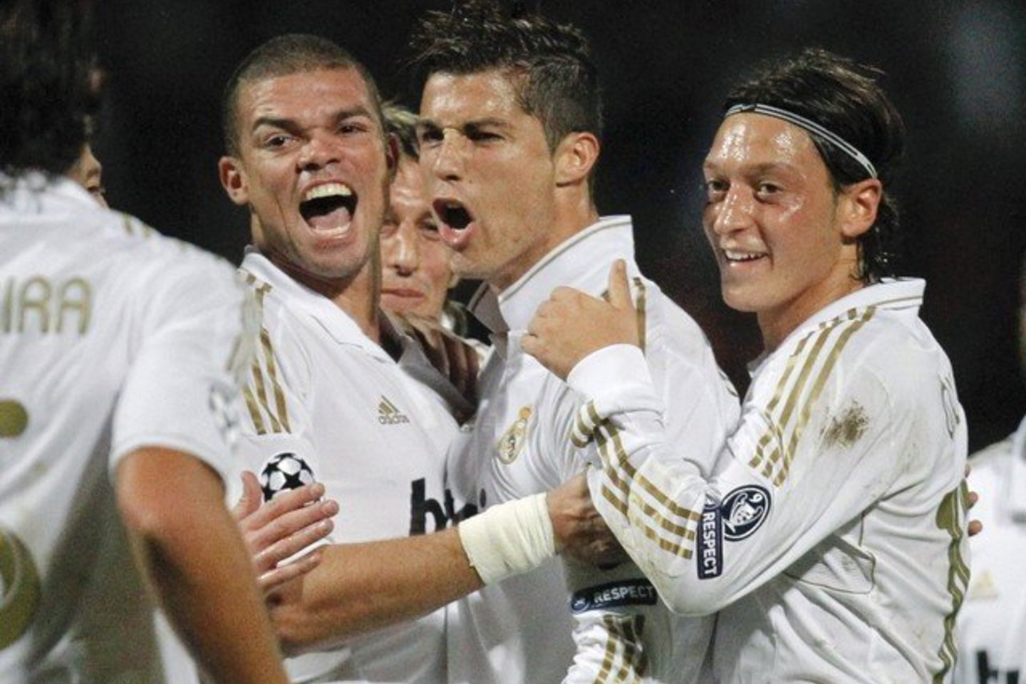 C.Ronaldo (centre) gerbėjų skaičius „Facebook“ ir „Twitter“ siekia 40 milijonų.