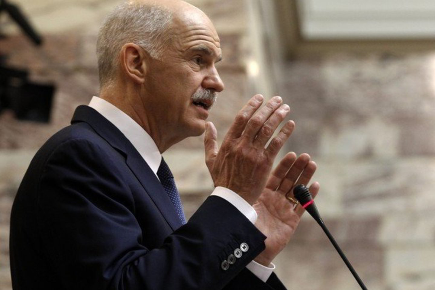 G.Papandreou užsiminė esantis pasiruošęs atsistatydinti dėl nacionalinės vienybės, sakydamas parlamentui,