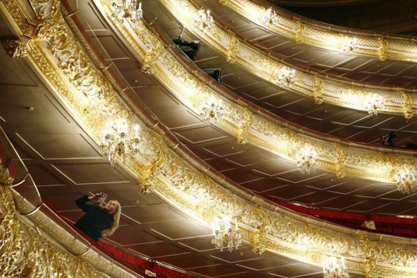Renovuoto Maskvos didžiojo teatro interjerui auksuoti buvo sunaudota 4,5 kilogramo aukso.