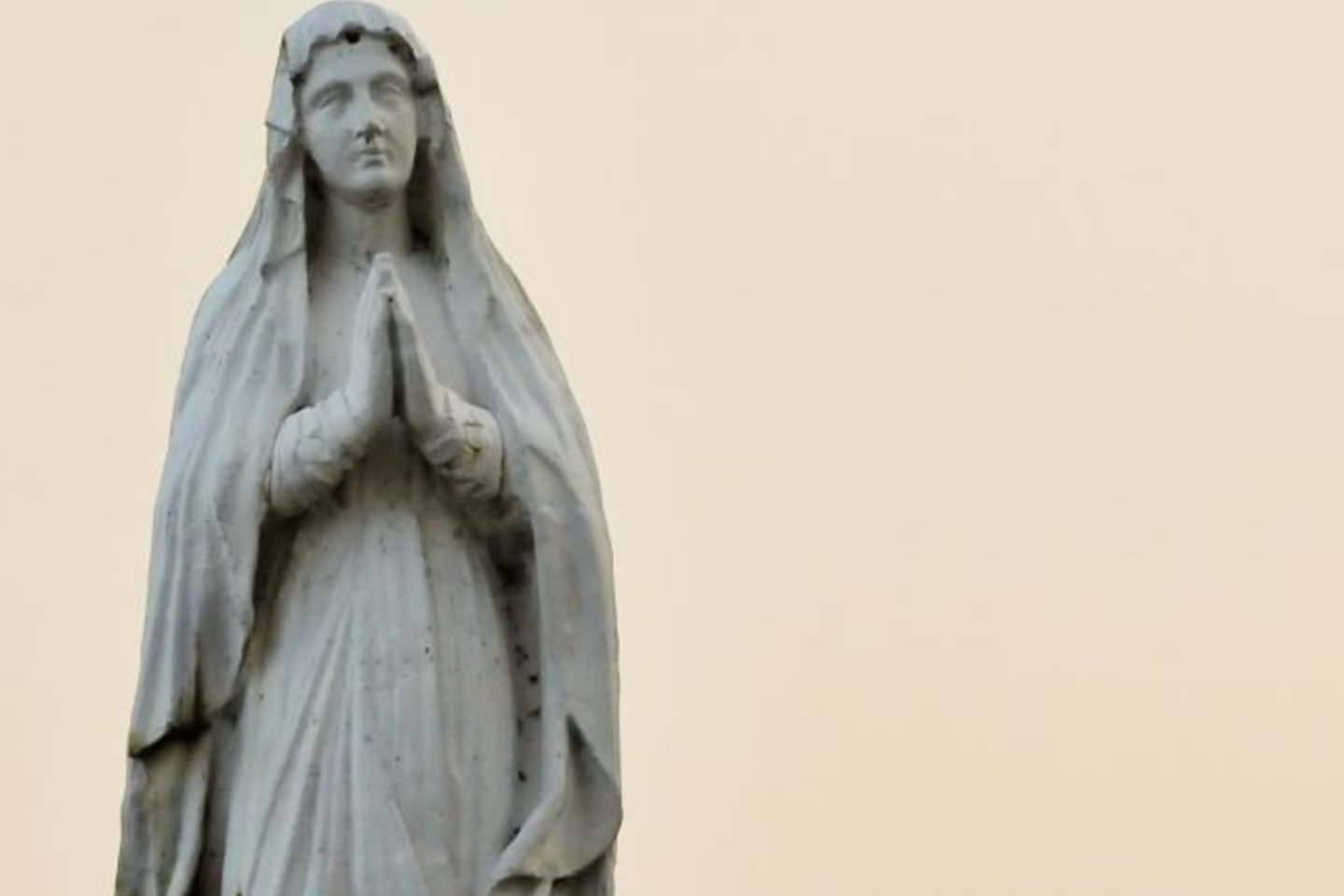 Penki jaunuoliai Šv.apaštalo Jokūbo bažnyčios šventoriuje ant šv.Marijos statulos uždėjo motociklininko šalmą ir fotografavosi linksmindamiesi bei džiaugdamiesi savo netinkamu išradingumu. Toks jaunuolių elgesys papiktino kaimo bendruomenę, buvo pranešta pareigūnams.