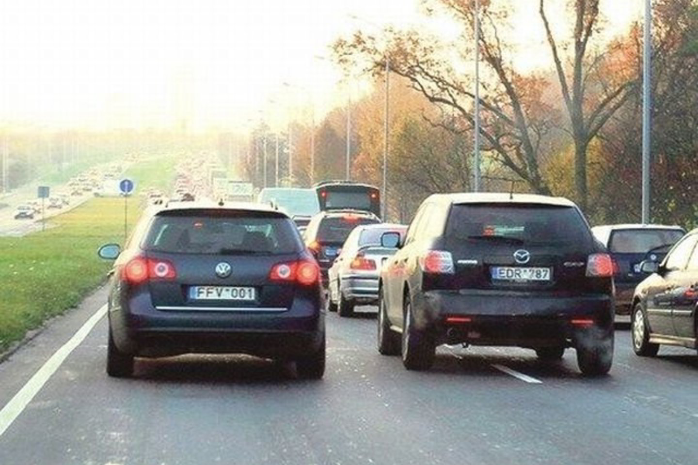 Dviejų eismo juostų Geležinio Vilko gatvėje kiekvieną rytą puikiausiai išsitenka ir po tris automobilius.