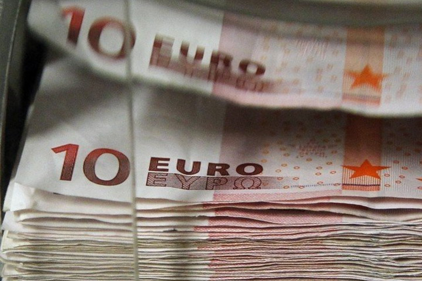 Pasak I. Neivelto, dabar Europą užgulusią krizę, be abejo, galima vadinti skolų krize, tačiau tokia „diagnozė“ yra klaidinga.