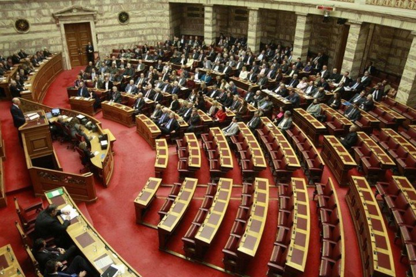 Opozicija skatina valdančiuosius pasaulį nuraminti.