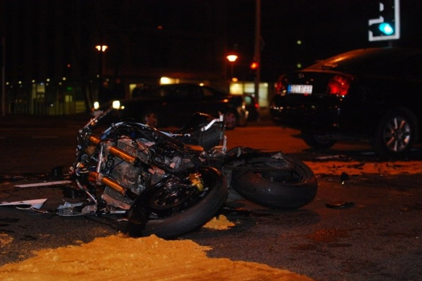 Po smūgio motociklas suskilo į atskiras dalis.