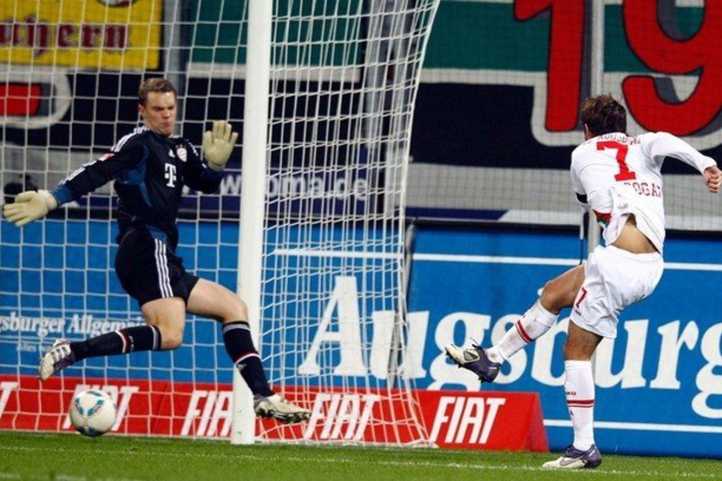 Miuncheno "Bayern" futbolininkai ( raudoni marškinėliai) iškovojo pergalę.