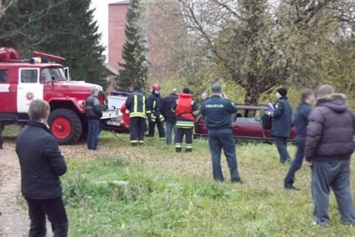Seifu vagys atsikratė tame pačiame parke, kur nuskandino ir vogtą automobilį. Juos ištraukti policija pasikvietė ugniagesius