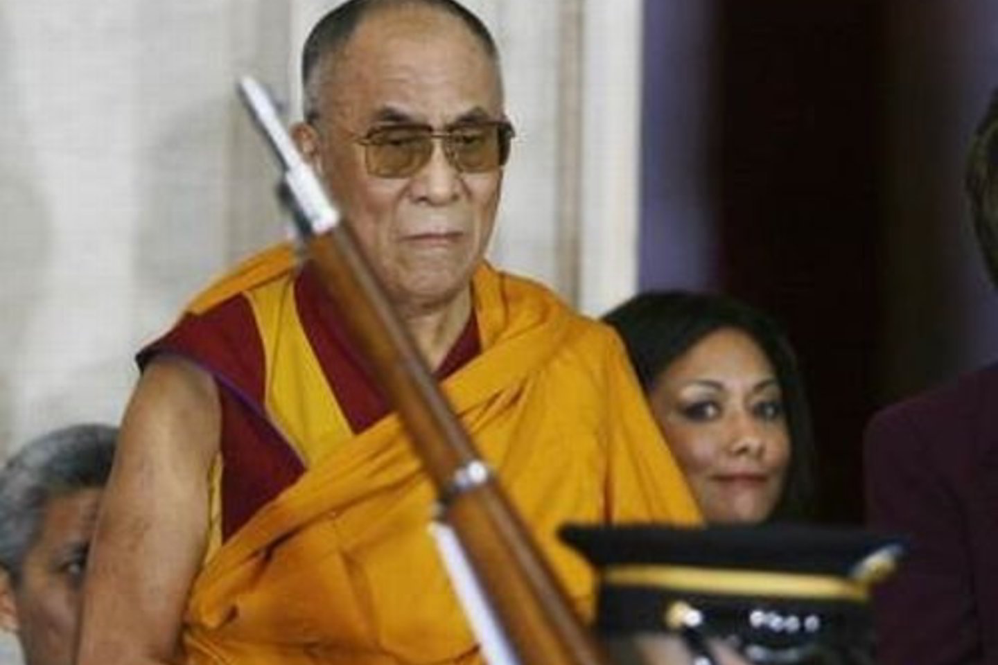 „Štai kodėl jūs matote tokius dalykus (...). Tai vyksta dėl situacijos beviltiškumo“, - teigė Dalai Lama.