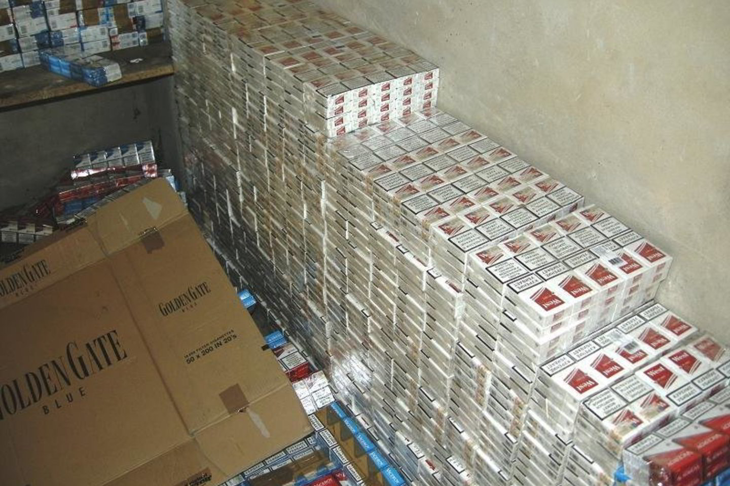 Patikrinus automobilį ir garažą rasta 10 tūkst. 440 pakelių cigarečių „Jin Ling“, „West“, „Viceroy Blue“ ir „Viceroy Red“ su rusiškomis banderolėmis.