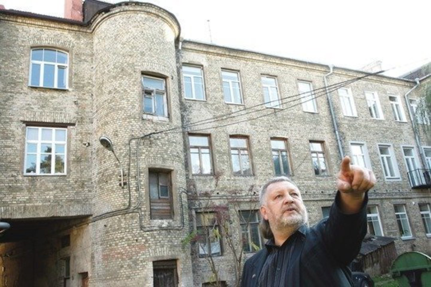 Dailininkas S.Kruopis stebisi, kodėl atėję remontuoti griūvančio namo darbininkai darbus pradėjo nuo balkonų.