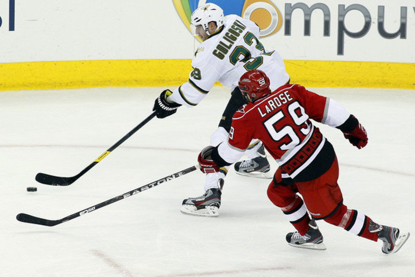 „Dallas Stars“ komanda (balti marškinėliai) svečiuose 5:2 (3:1, 2:0, 0:1) įveikė „Carolina Hurricanes“ ledo ritulininkus.